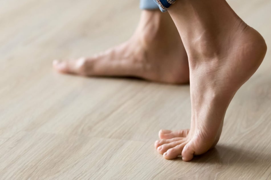 Eine weibliche Person zeigt ihre Füße (Symbolbild).