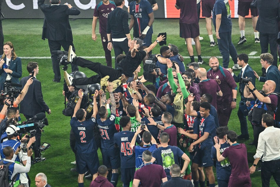 Die PSG-Stars feiern ihren Triple-Trainer Luis Enrique.