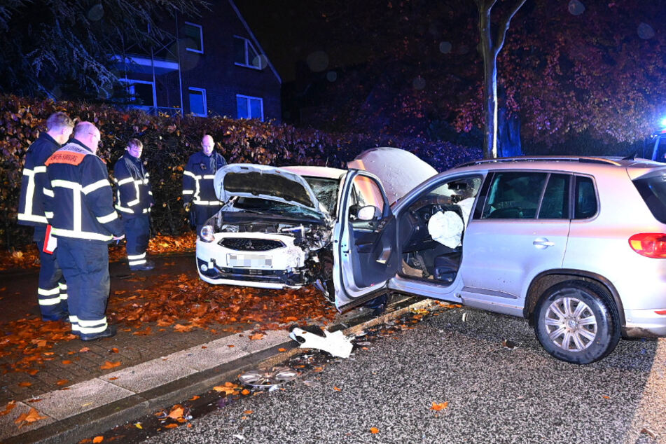 In Hamburg sind in der Nacht zu Dienstag zwei Autos frontal zusammengestoßen. Die beiden Fahrer wurden verletzt.