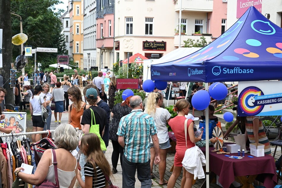 Beim "100 Meter Sommer"-Fest herrscht jedes Jahr Urlaubsstimmung auf der Franz-Mehring-Straße.