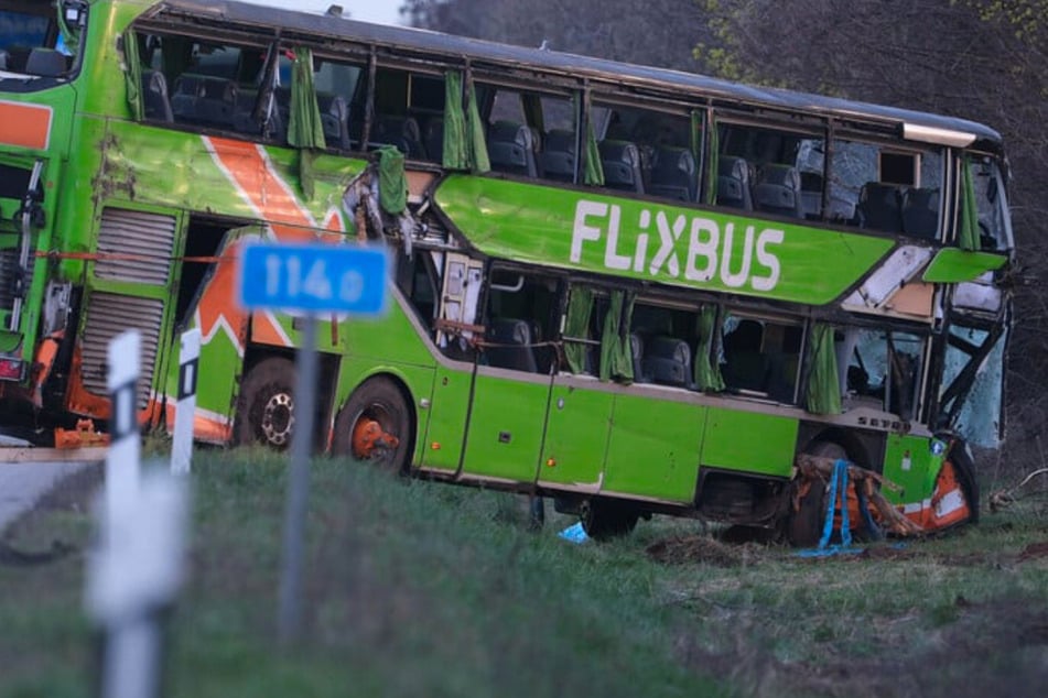 Unfall A9: Vier Tote und 35 Verletzte bei Flixbus-Unfall nahe Leipzig: Sperrung der A9 ist aufgehoben