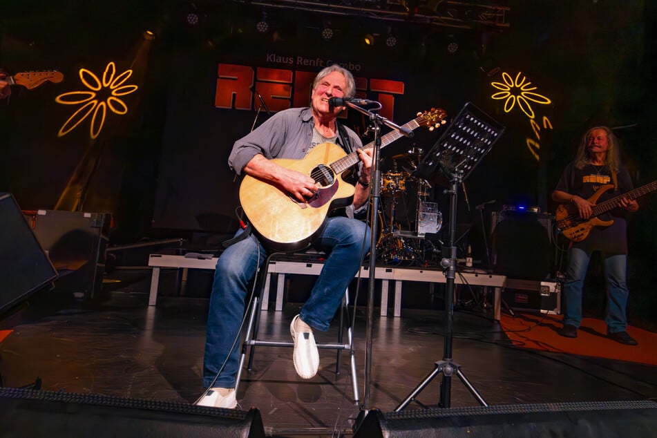 Thomas "Monster" Schoppe (80) ist Frontsänger der Band und spielt Gitarre.