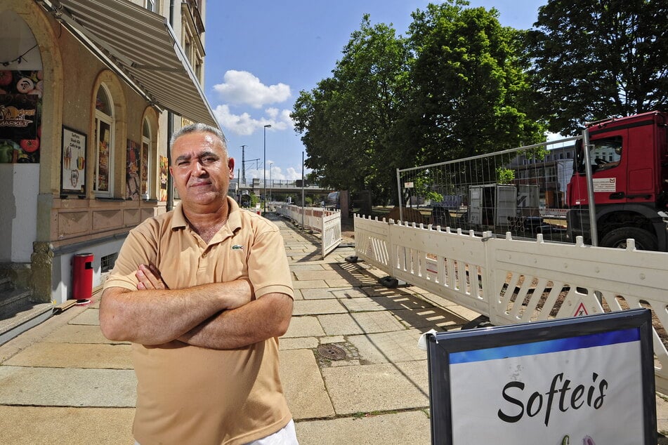 Keine Kunden wegen der Baustelle: Kasim Muhamad (46) sorgt sich um seinen "Orient-Markt" in der Augustusburger Straße.