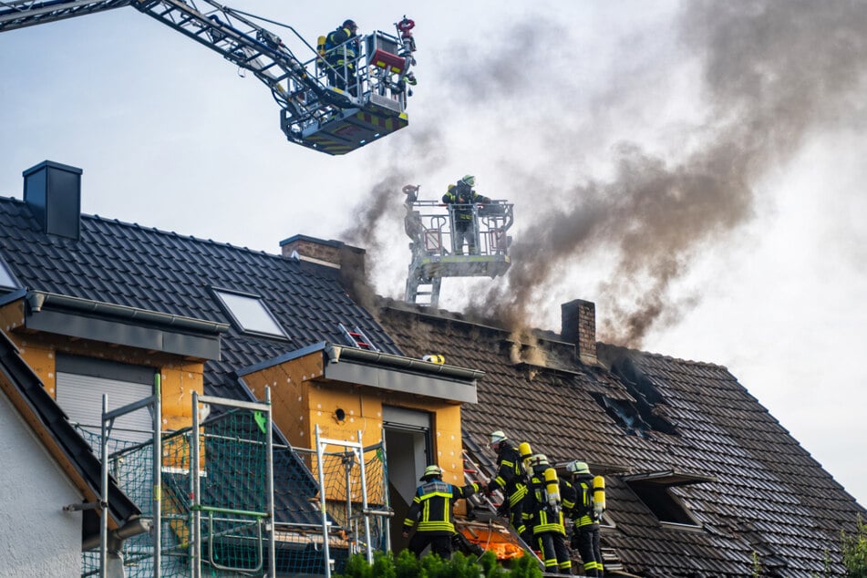 Alarm am Freitagabend in der Straße "Am Großberg" in Mainz-Weisenau: Der Dachstuhl eines Wohnhauses brannte.