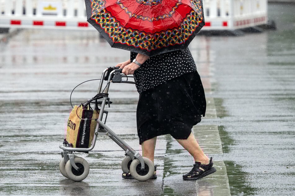 Die Seniorin (88) war mit ihrem Rollator offenbar unvermittelt auf die Fahrbahn getreten. (Symbolbild)