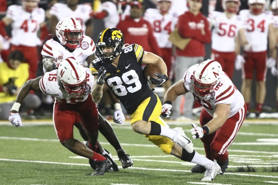 Former Nebraska Cornhuskers linebacker Ernest Hausmann (l) has committed to the Michigan Wolverines football program via the transfer portal.