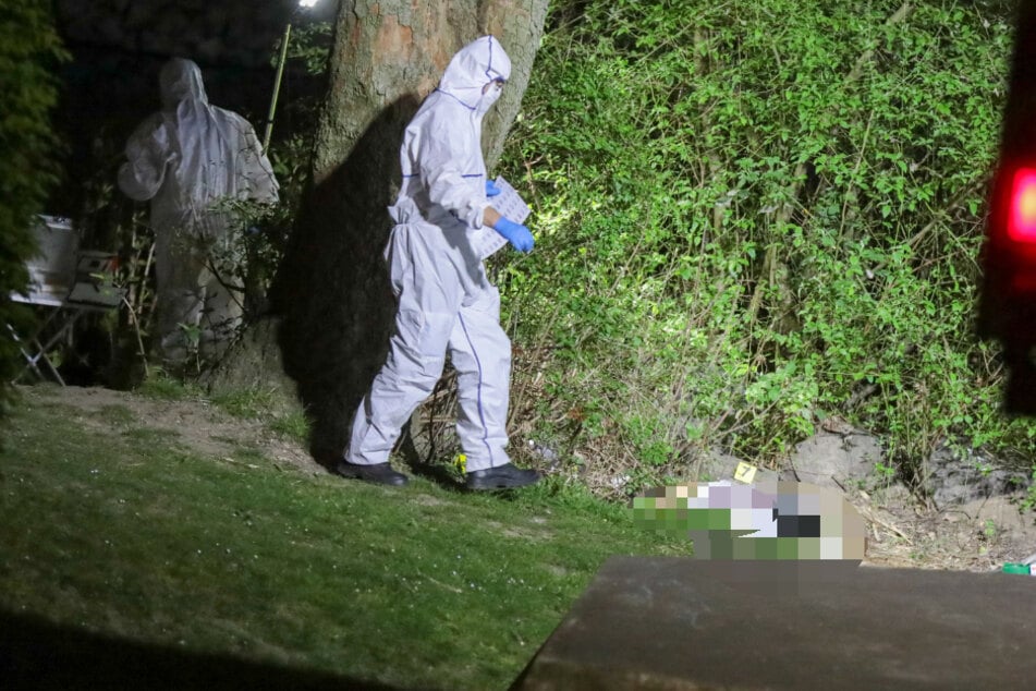 Ermittler untersuchten den Fundort in Wuppertal, wo die weibliche Leiche entdeckt worden war.