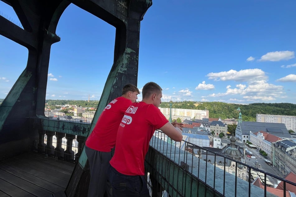 Von der Aussichtsplattform Zwickauer Doms kann man sehr gut das Rathaus (r.) sehen. Dort sollen in den nächsten beiden Jahren die Jungs stehen zum Feiern. Das heißt: Bis 2027 will der FSV aufsteigen.