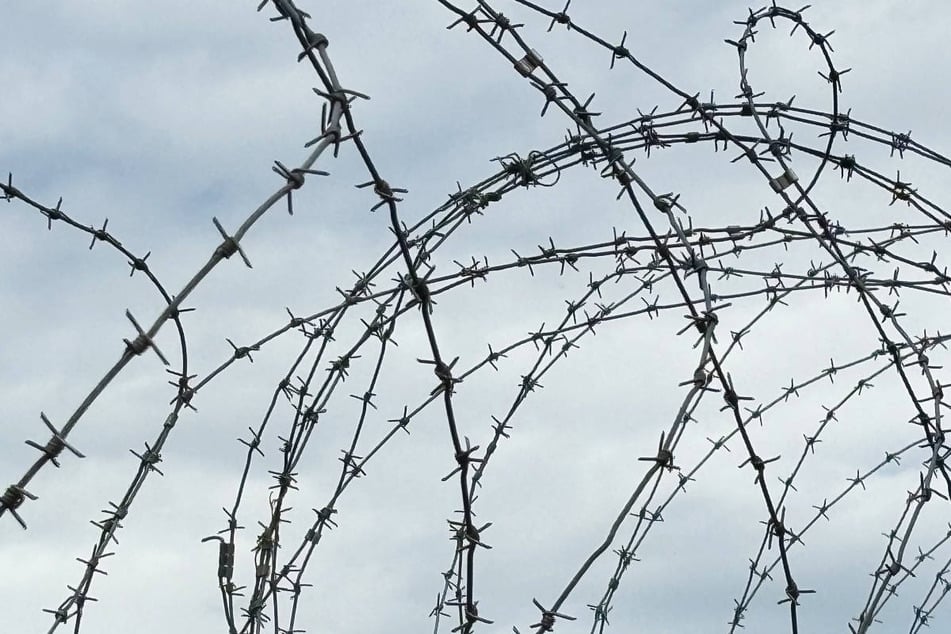 Fieser "Anschlag": Stacheldraht über Fahrradweg gespannt - Polizei sucht Zeugen