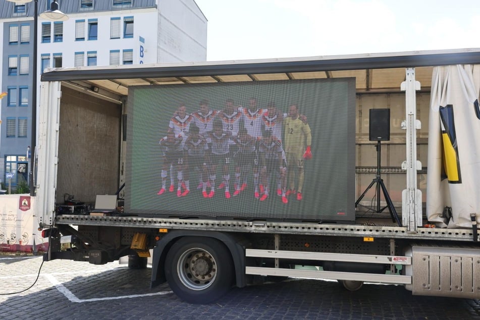 Vor dem Dolden Mädel parkt ein LKW mit einer XXL-Leinwand. So könnt Ihr auch auf dem Freisitz mitfiebern.