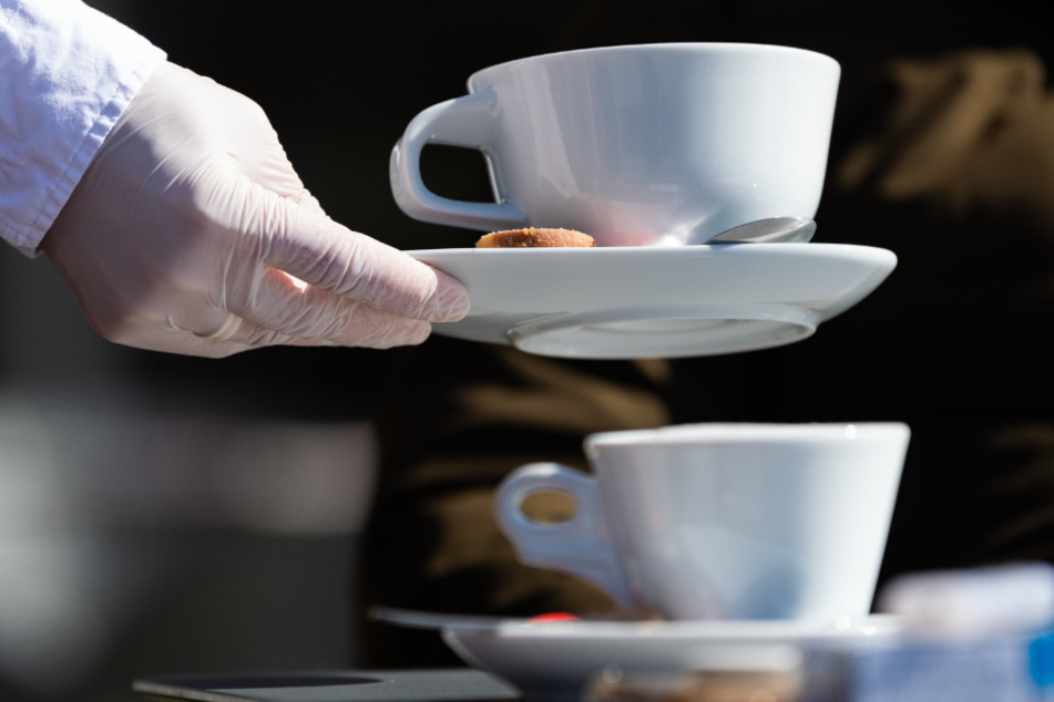 Dresden: Mit Gummihandschuhen wird in einem italienischen Eiscafé draußen serviert.