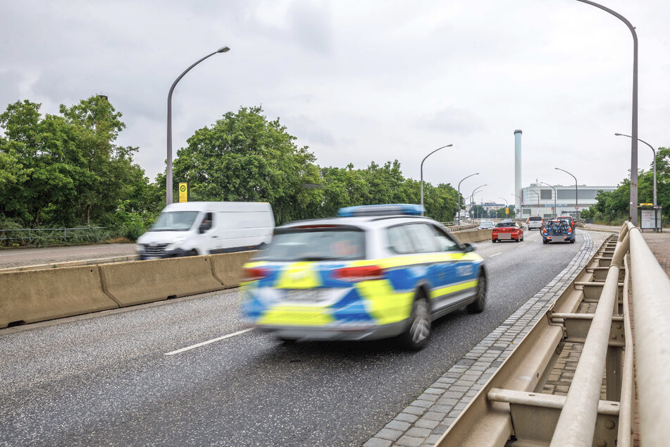 Die Polizei sucht nach dem Unfall auf der Nossener Brücke Zeugen. (Archivbild)