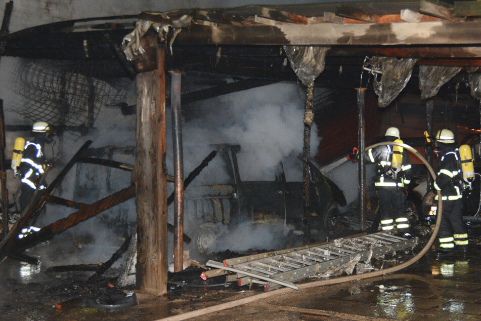 Die Lagerhalle war in der Nacht zu Sonntag in Brand geraten.