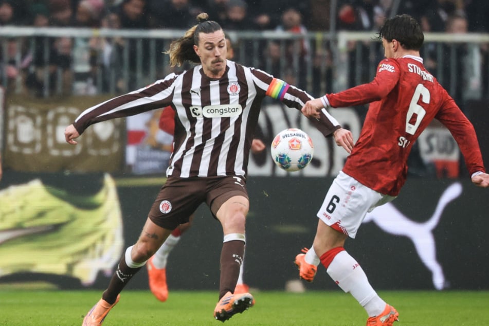 Im Spiel gegen den VfB Stuttgart stand Kapitän Jackson Irvine (32, l.) 96 Minuten auf dem Platz.