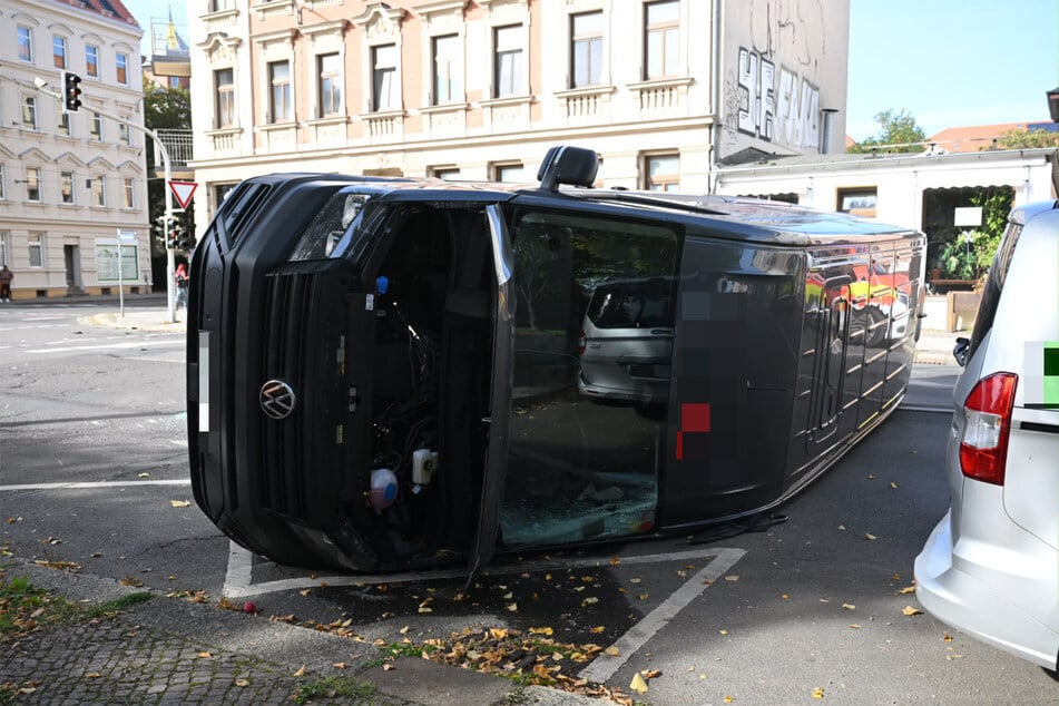 Der Transporter kippte in Folge des Zusammenstoßes auf die Seite.