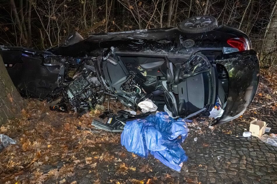 Der Mercedes, nachdem die Feuerwehr den jungen Fahrer befreit hatte. Ein Abschleppdienst kümmerte sich anschließend darum, das Wrack vom Unfallort zu transportieren.