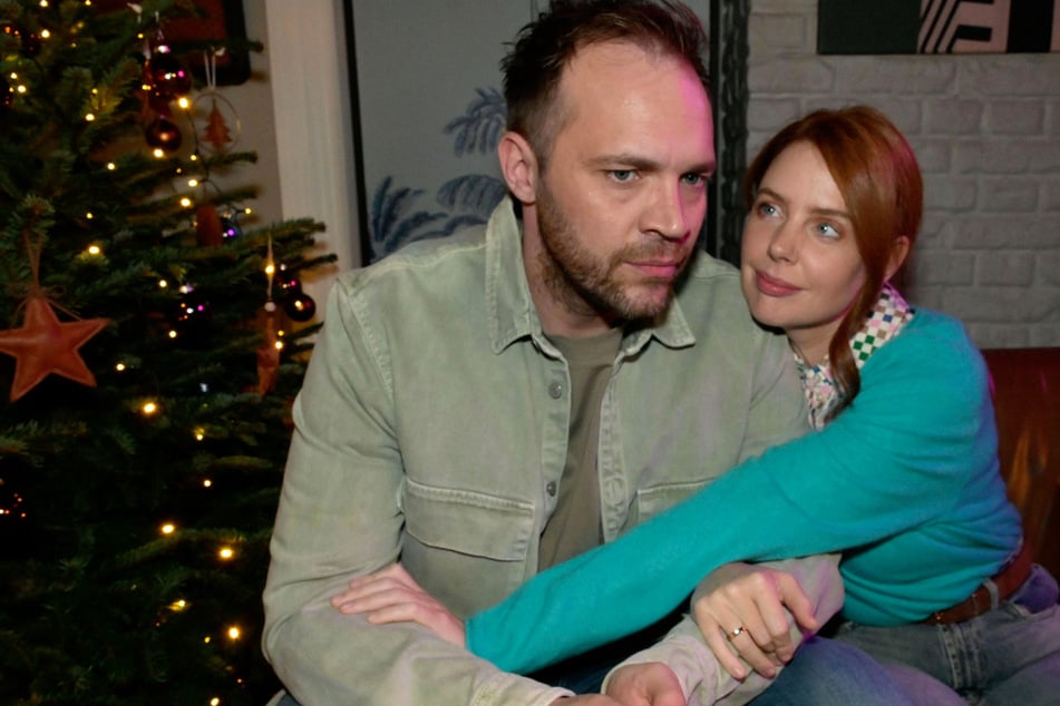 Erik kann seine Gewissensbisse vor Toni nicht immer verbergen.