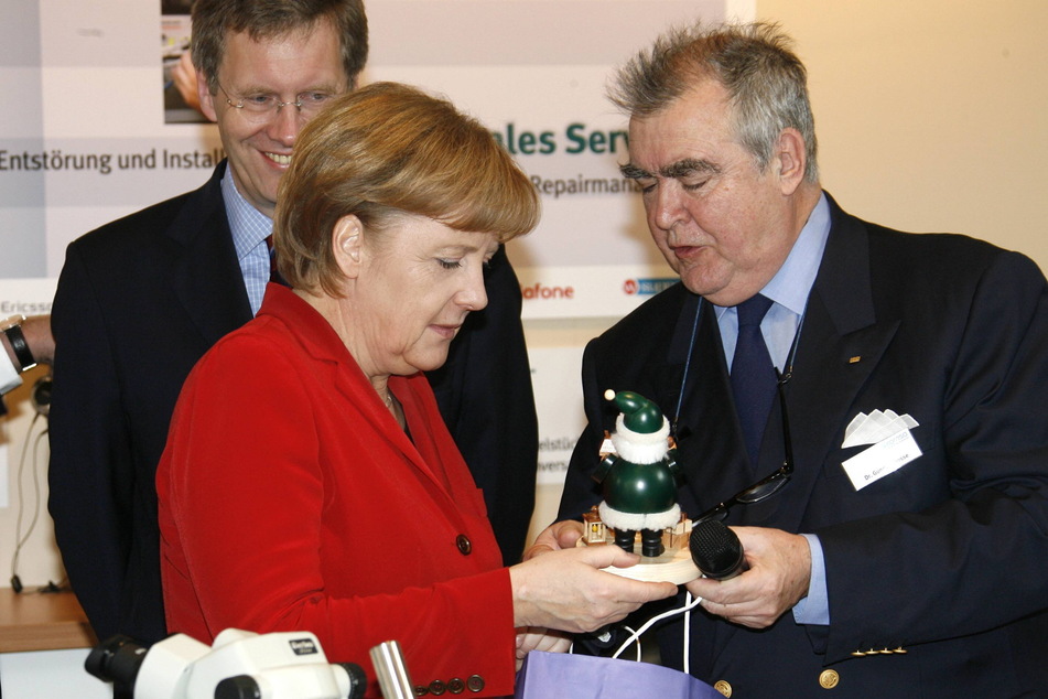 Grosse mit der damaligen Bundeskanzlerin Angela Merkel (68) und dem späteren Bundespräsidenten Christian Wulff (63) auf einer Messe im Jahr 2008.