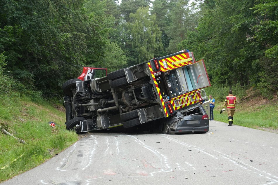 Das Großfahrzeug begrub das Auto unter sich.
