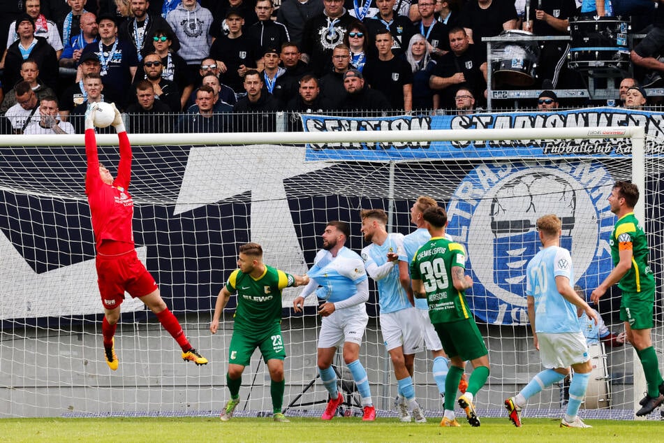 CFC-Keeper Jakub Jakubov (l.) hielt nicht nur in dieser Szene gegen Chemie Leipzig den Gewinn des Pokalfinales fest.
