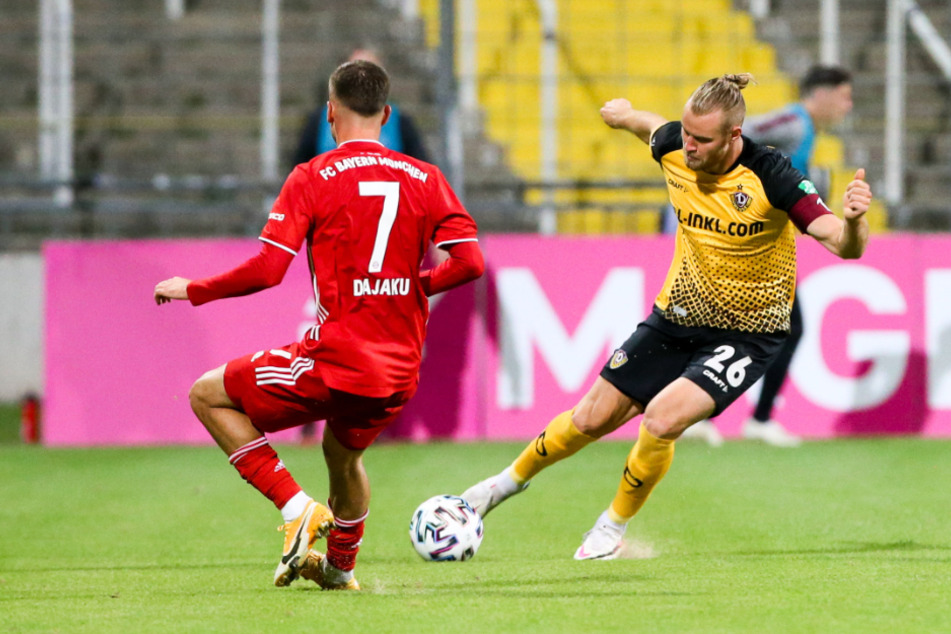 Leon Dajaku (7, Bayern II) in a duel with Sebastian Mai (26, Dresden).