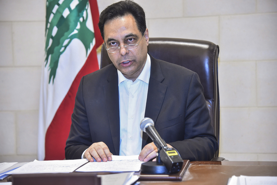 Der libanesische Premierminister Hassan Diab gibt nach einer massiven Explosion in Beirut eine Erklärung ab.