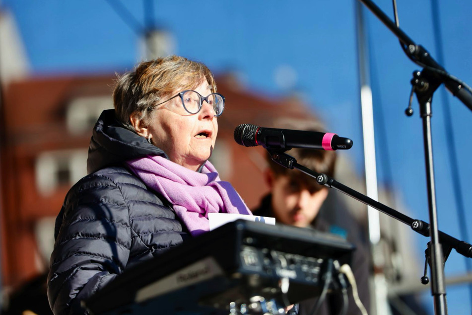 Nora Goldenbogen (74), Vorsitzende des Landesverbandes der Jüdischen Gemeinden, sprach als Erste und freute sich über die vielen Demonstranten.