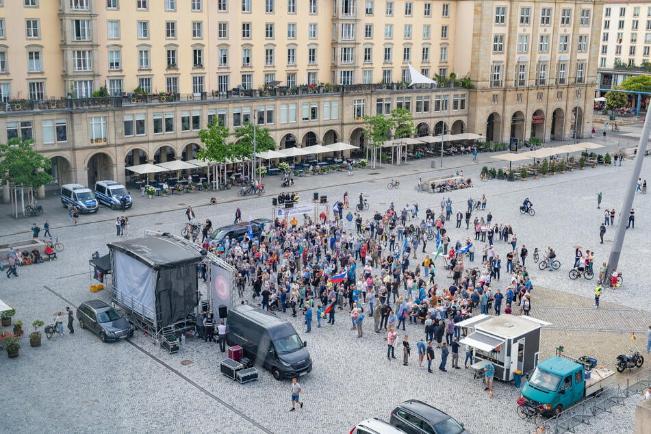 Bis zu 200 Menschen wollten auf der "Blauen Welle" mitsurfen.