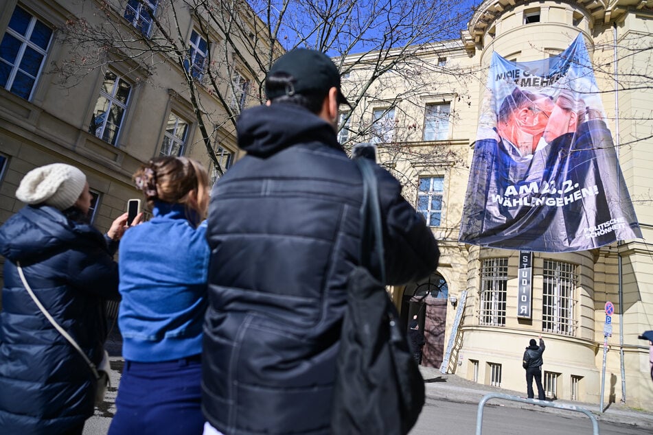 Zu provokant? Das umstrittene Plakat an der Fassade des Maxim-Gorki-Theaters in Mitte.