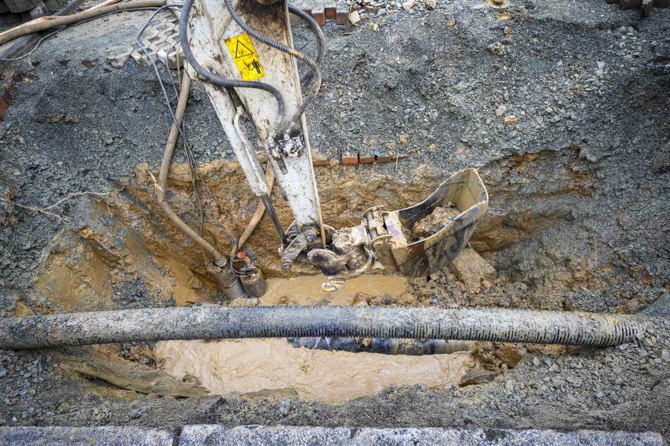 In der Geibelstraße mussten am Wochenende nach einem Wasserrohrbruch sofort Reparaturmaßnahmen ergriffen werden.