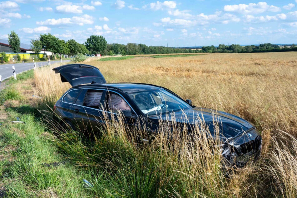 Der BMW landete im Feld.