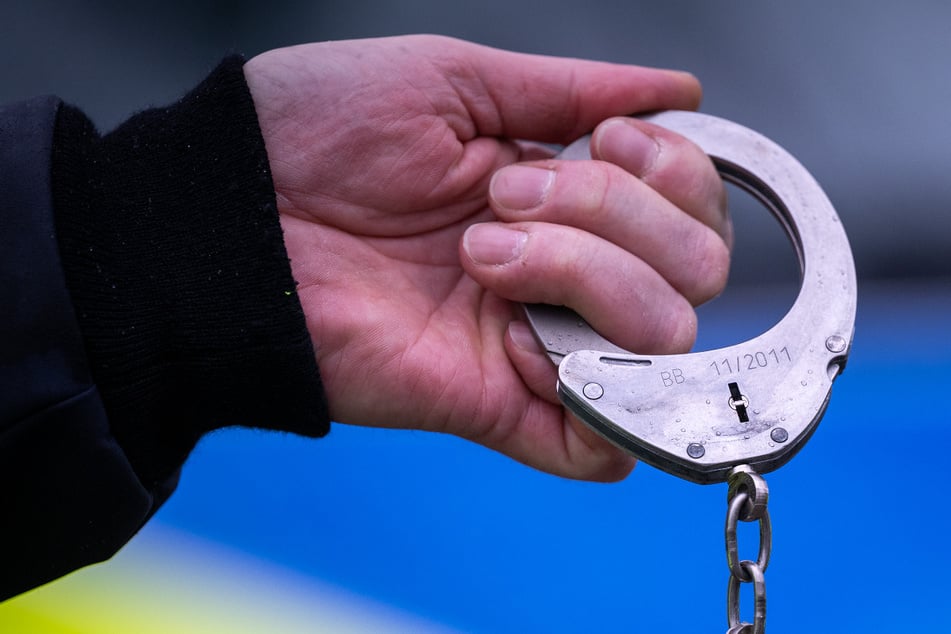 Die Polizei hat einen Verdächtigen (61) festgenommen. Dem Mann wird vorgeworfen, eine Anhalterin vergewaltigt zu haben. (Symbolbild)