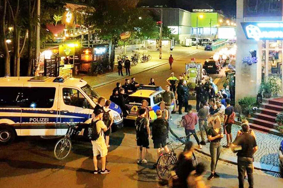 Beamte der Dresdner Polizei waren am Freitag und Samstag in der Dresdner Neustadt im Einsatz. (Archivbild)