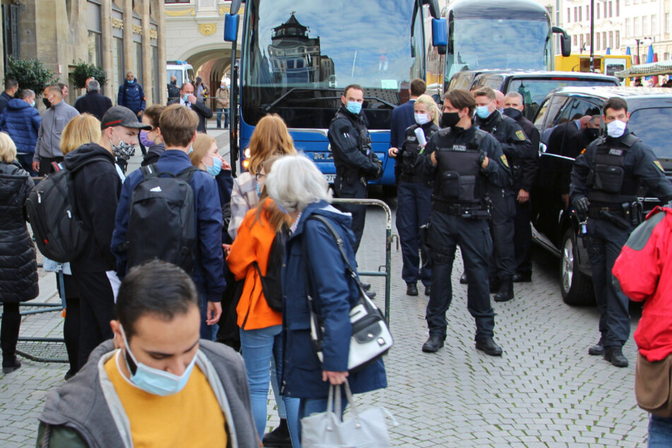 Der Mannschaftsbus ist eingefahren - Spieler und Trainer verschwanden sofort ins Hotel. Autogramm-Jäger haben aus Sicherheitsgründen keine Chance.