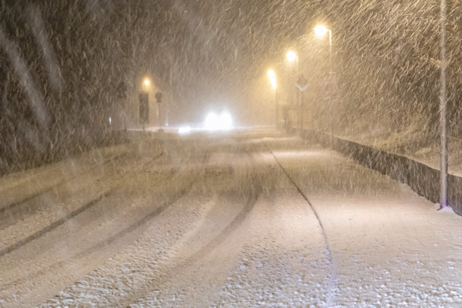 Der Wintereinbruch - wie hier im Erzgebirgskreis - sorgte für schlechte Sichtverhältnisse.