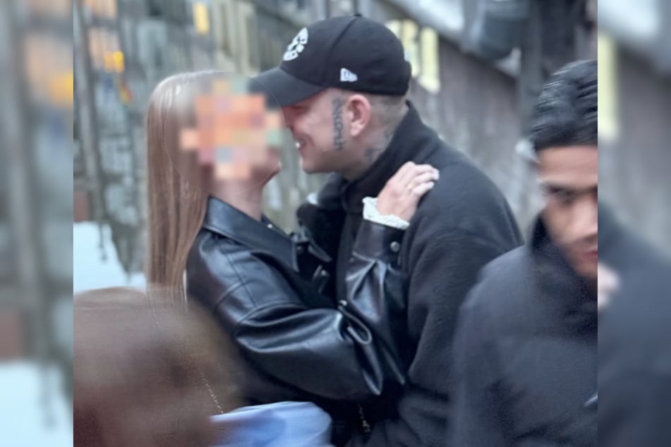 MontanaBlack (37) zeigt sich glücklich an der Seite einer Frau.