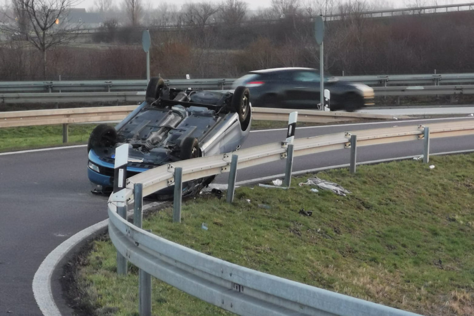 An der A38 hat sich ein Skoda überschlagen und ist auf dem Dach liegen geblieben.