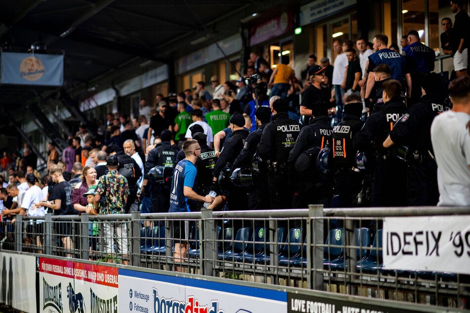 Nach dem Vorfall auf der Tribüne musste die Polizei anrücken und für Ordnung sorgen.