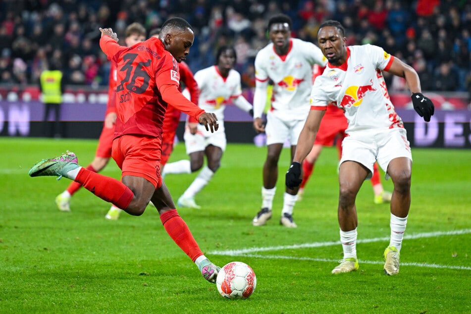 Michael Scott (l.) von München und Bryan Okoh von Salzburg kämpfen um den Ball.