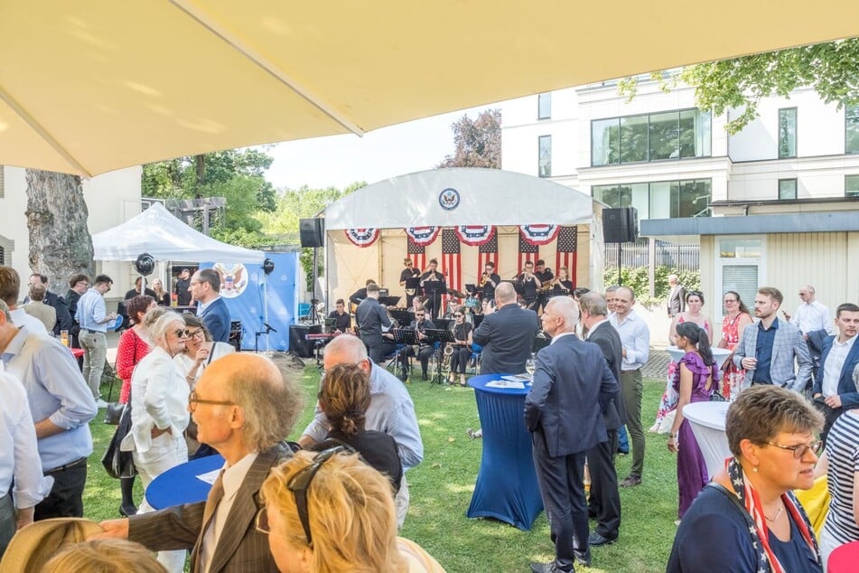 Der Garten des US-Generalkonsulats in Leipzig wurde am Donnerstag zum Partyspot.