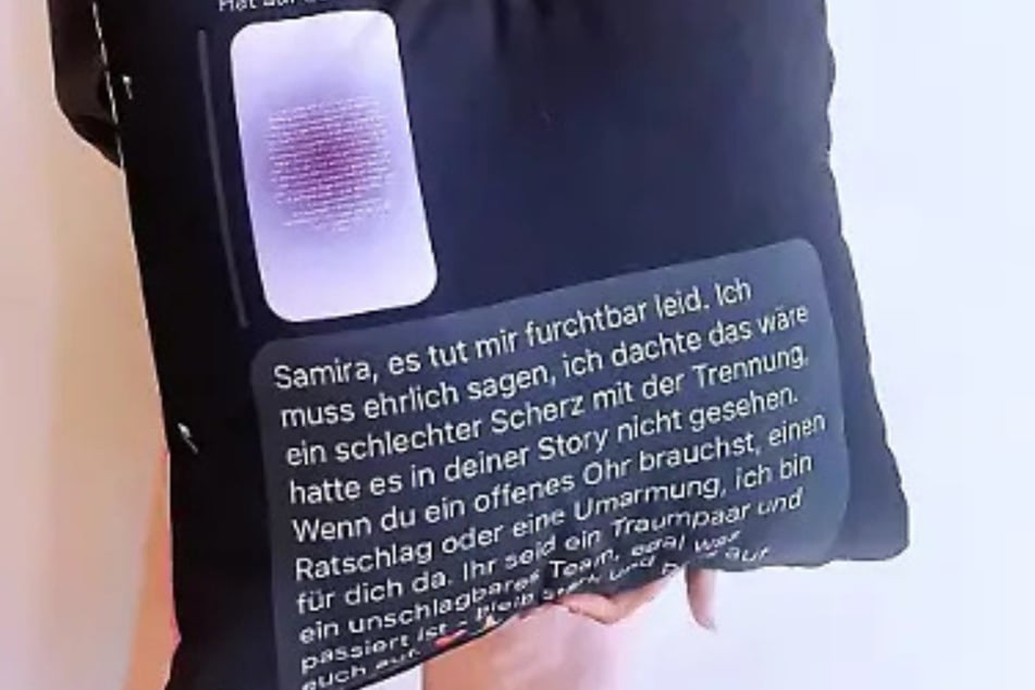 Auf dem Kissen ist eine Nachricht von Eva Benetatou (33) gedruckt.