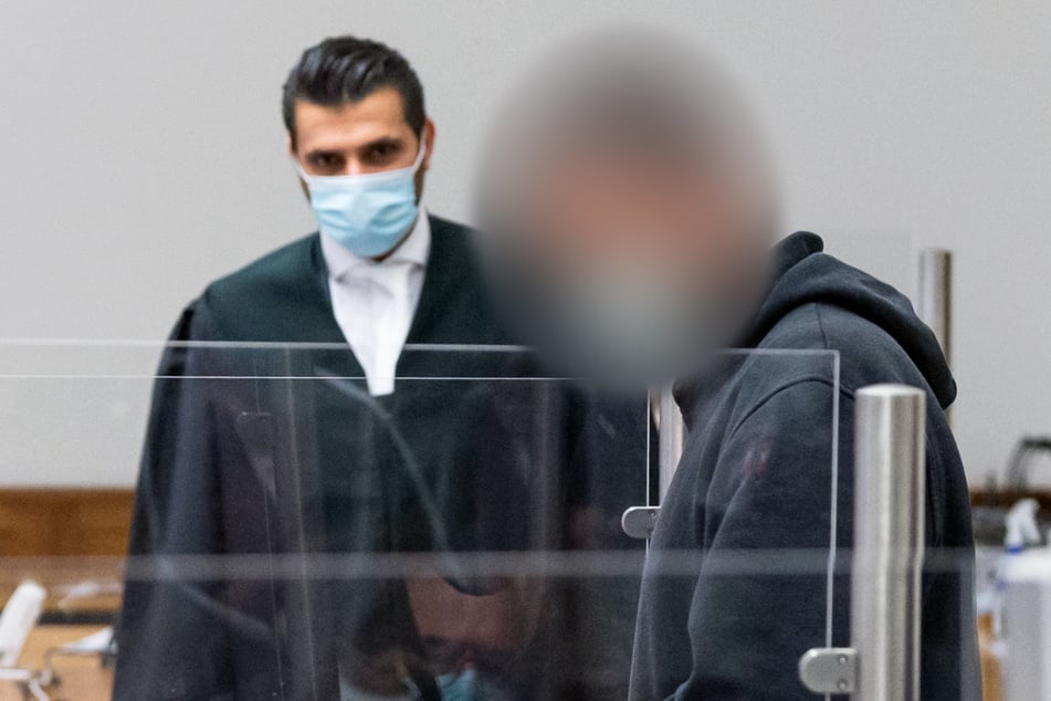 Nach brutalem Mord an Mutter (35) und Kindern (4, 11): Angeklagter schweigt
