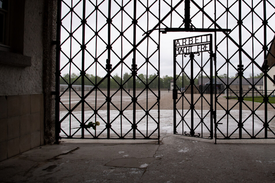 Das Eingangstor mit der Inschrift "Arbeit macht frei" ist an der Gedenkstätte des Konzentrationslagers Dachau zu sehen.