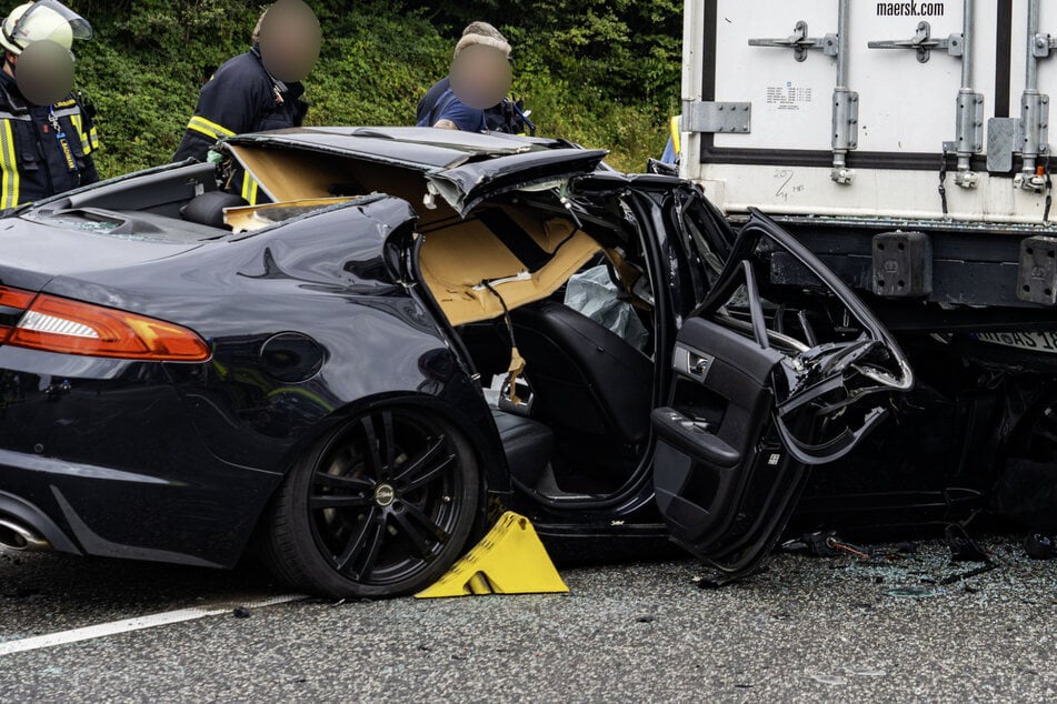 Der Jaguar war in das Heck des stehenden Lastwagens gekracht und durch die Wucht des Aufpralls teilweise unter den Lkw geraten.