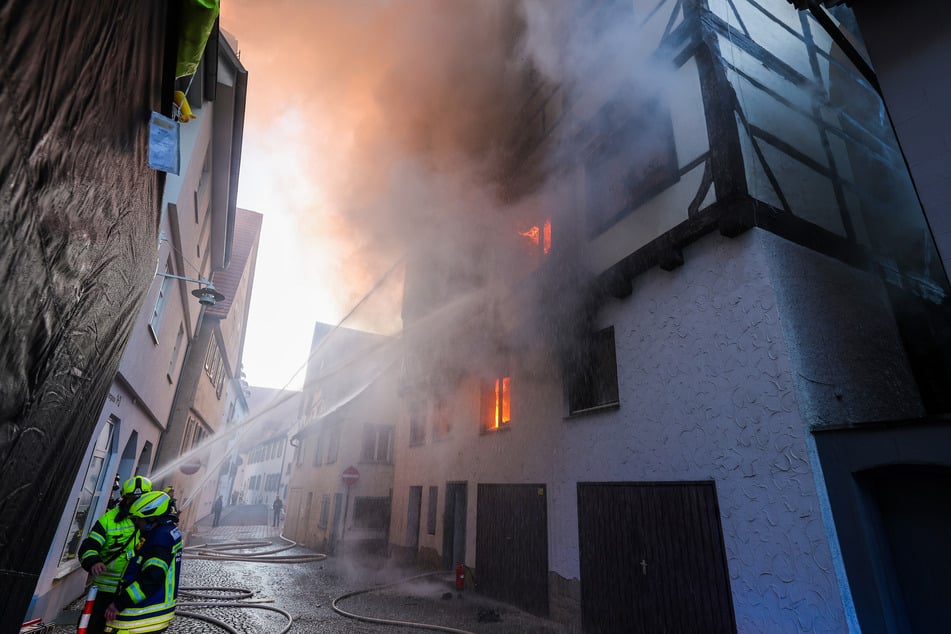 Die Feuerwehr versucht, den Brand in einem Haus in der Altstadt zu löschen.