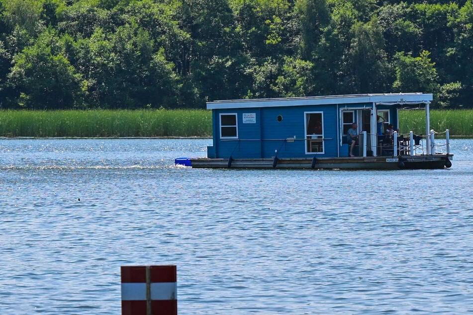 Berlin: Suff-Fahrer fährt Schlangenlinien und baut Unfälle ... mit seinem Hausboot