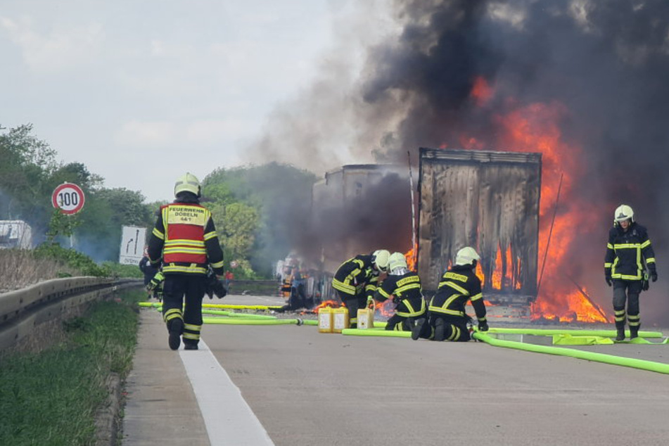 Unfall A14: Lastwagen kracht in Stauende und geht in Flammen auf: Ein Toter bei Unfall auf A14