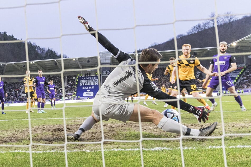 Martin Männel im Spagat. Er absolviert am Samstag sein 26. Pflichtspiel gegen Dynamo.