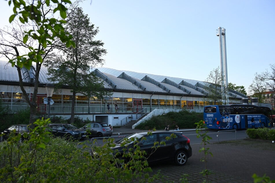 Hier an diese Seite der Margon Arena soll ein Anbau errichtet werden. Die Pläne dafür hat der DSC.