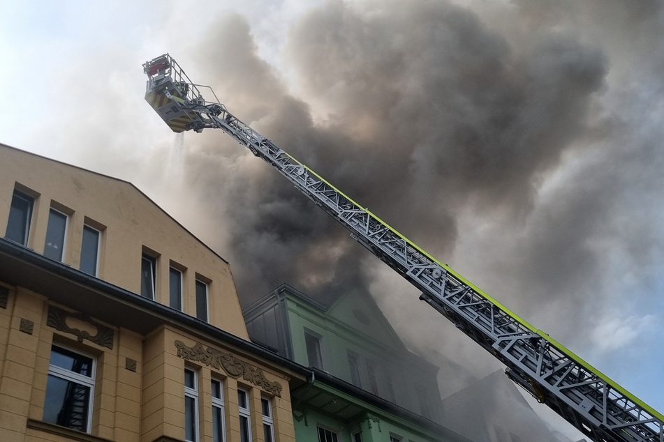 Mithilfe von Drehleitern konnte die Feuerwehr den Brand im Dachgeschoss bekämpfen.